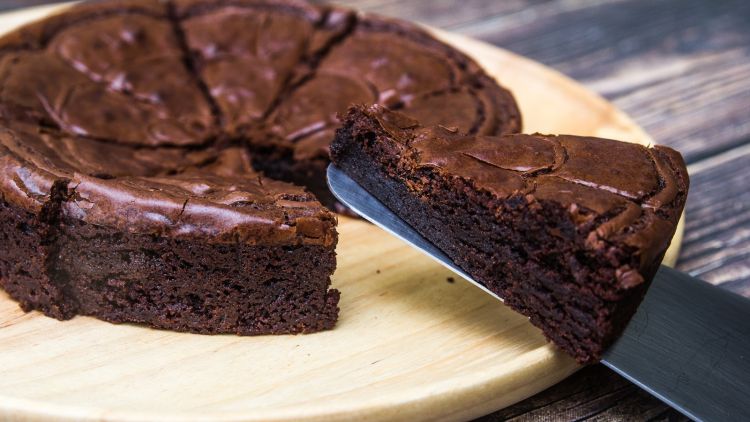 עוגת שוקולד "מושחתת" ללא סוכר בשני מרכיבים בלבד
